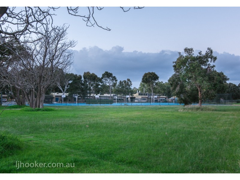5 Firetail Court, Seville Grove WA 6112