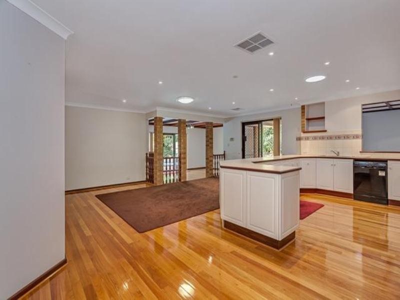 16 Hillock Circle, Leeming WA 6149