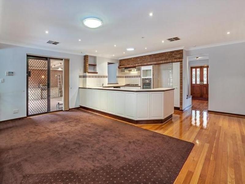 16 Hillock Circle, Leeming WA 6149
