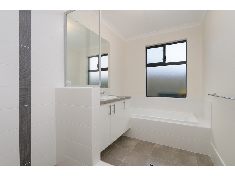 4 Telopea Way, Piara Waters WA 6112