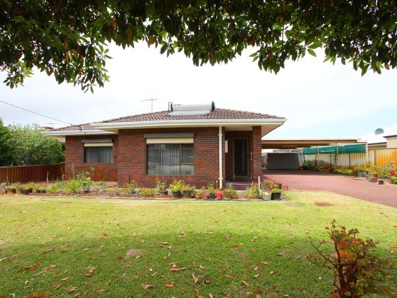 8 Longhurst Way, Queens Park WA 6107