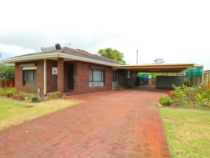 8 Longhurst Way, Queens Park WA 6107