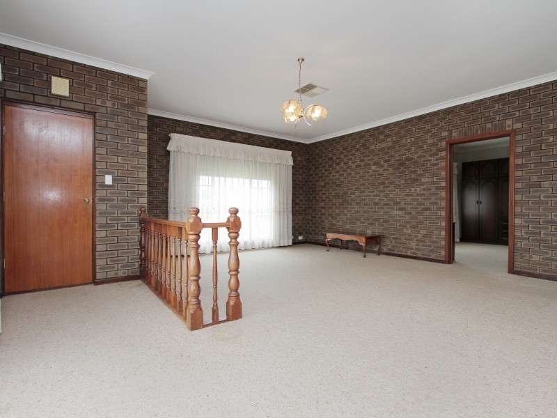 8 Longhurst Way, Queens Park WA 6107
