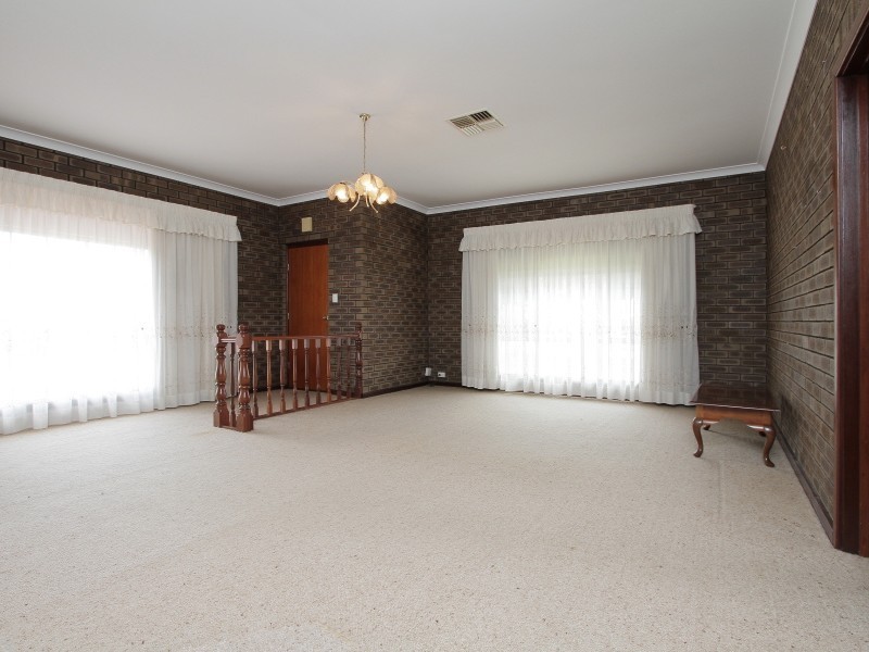 8 Longhurst Way, Queens Park WA 6107