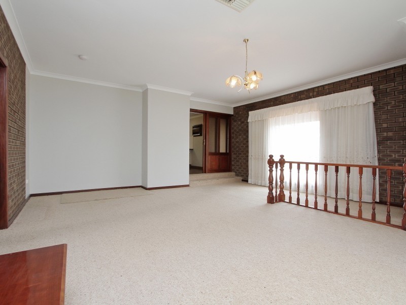 8 Longhurst Way, Queens Park WA 6107
