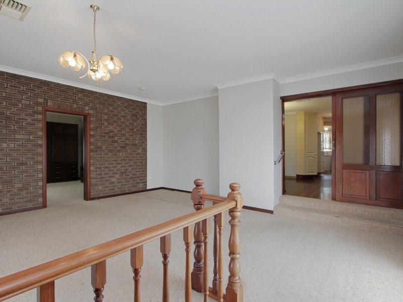 8 Longhurst Way, Queens Park WA 6107