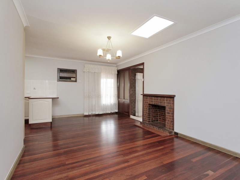 8 Longhurst Way, Queens Park WA 6107