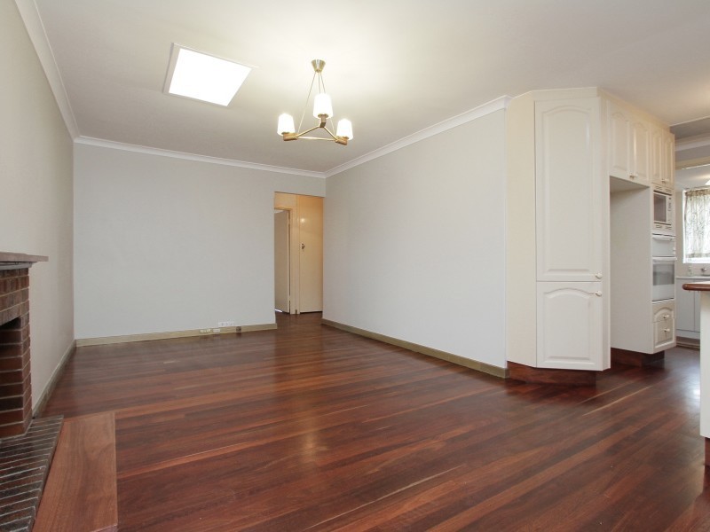 8 Longhurst Way, Queens Park WA 6107