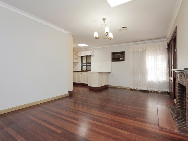 8 Longhurst Way, Queens Park WA 6107
