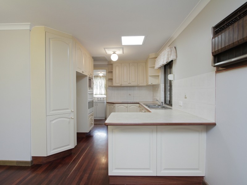 8 Longhurst Way, Queens Park WA 6107