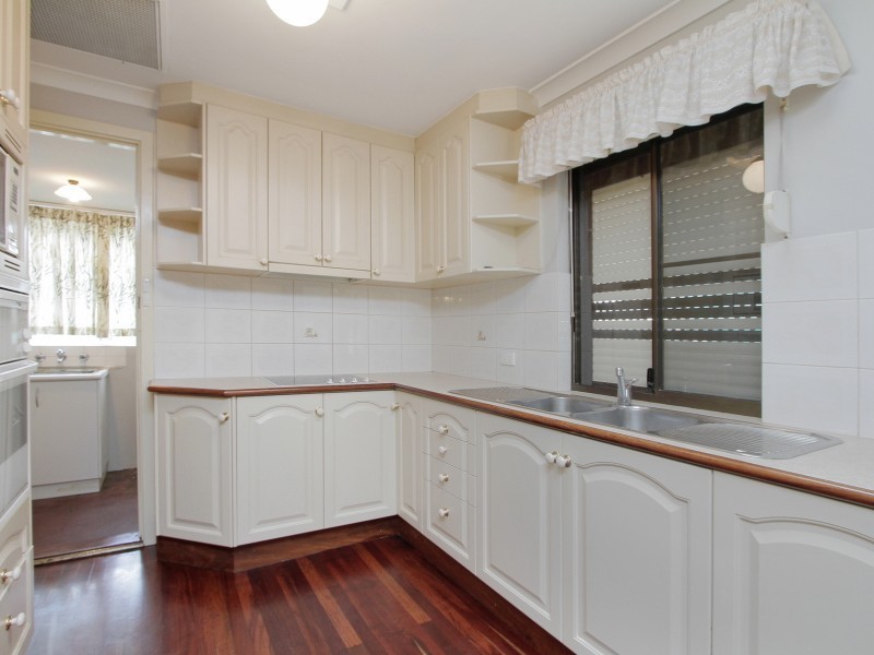 8 Longhurst Way, Queens Park WA 6107