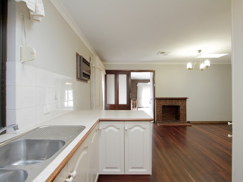 8 Longhurst Way, Queens Park WA 6107
