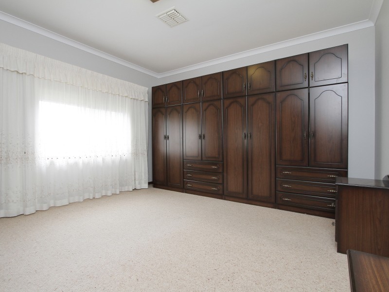 8 Longhurst Way, Queens Park WA 6107