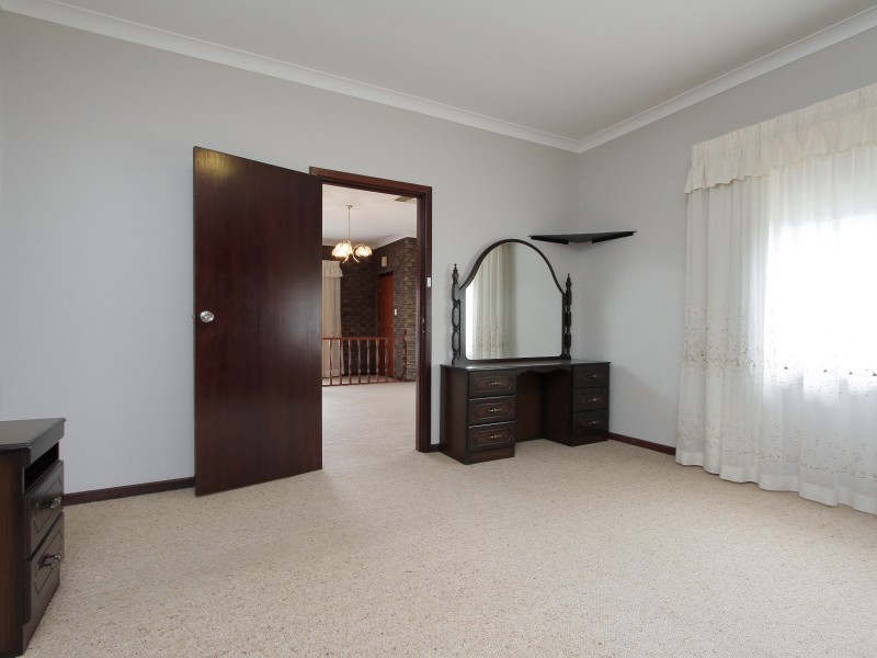 8 Longhurst Way, Queens Park WA 6107