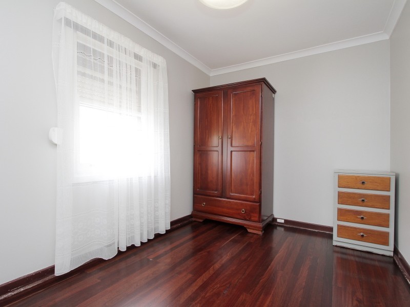 8 Longhurst Way, Queens Park WA 6107