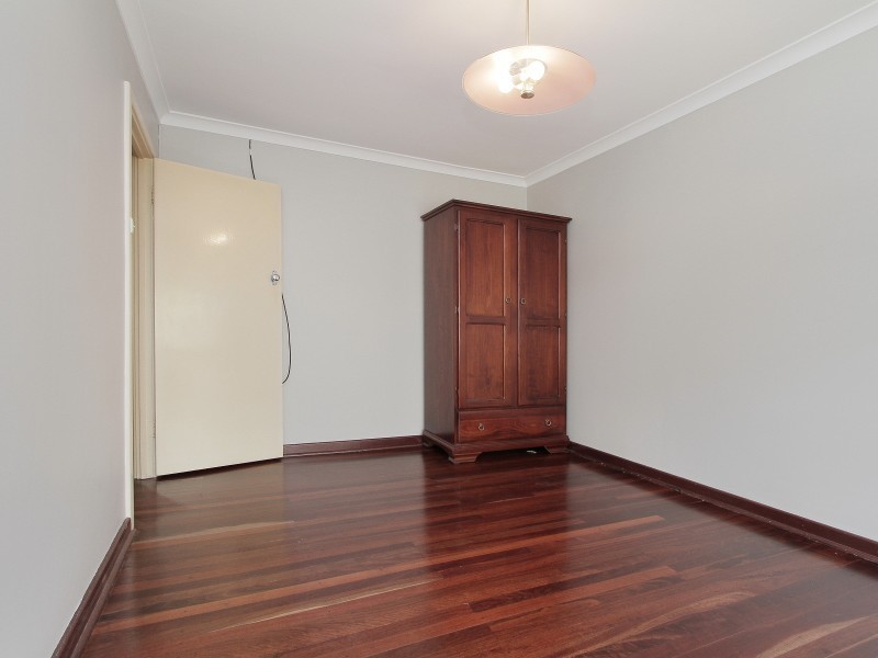 8 Longhurst Way, Queens Park WA 6107