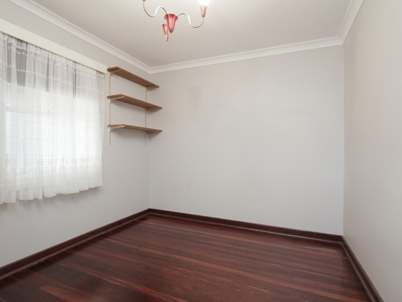 8 Longhurst Way, Queens Park WA 6107