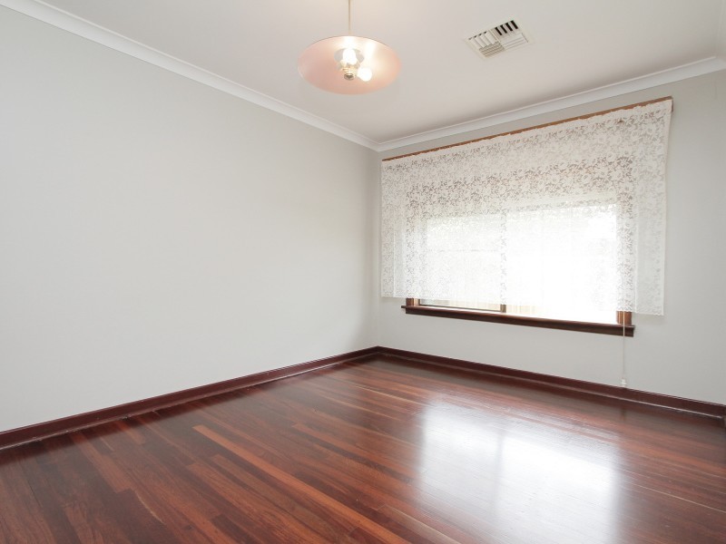 8 Longhurst Way, Queens Park WA 6107