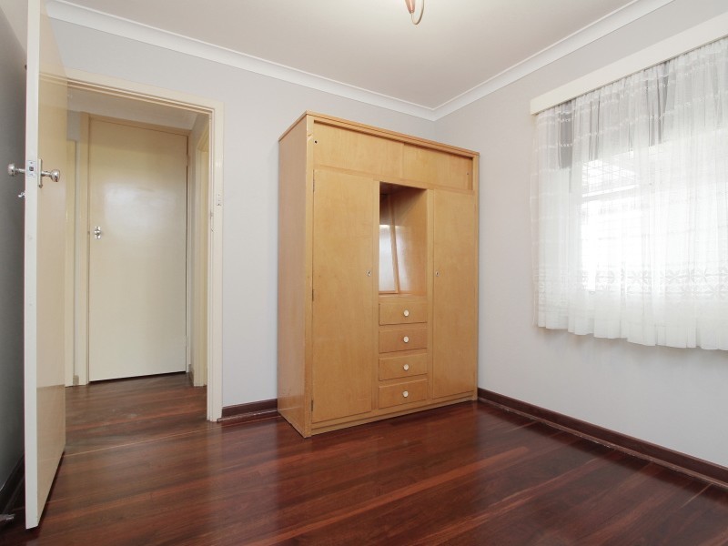 8 Longhurst Way, Queens Park WA 6107