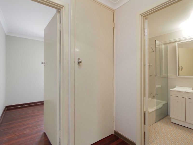 8 Longhurst Way, Queens Park WA 6107