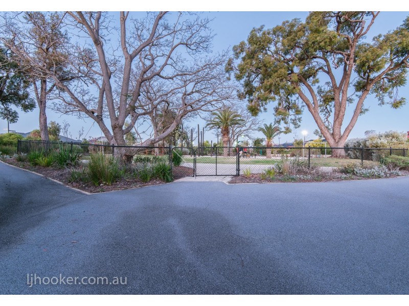 23 Serisier Parkway, Queens Park WA 6107