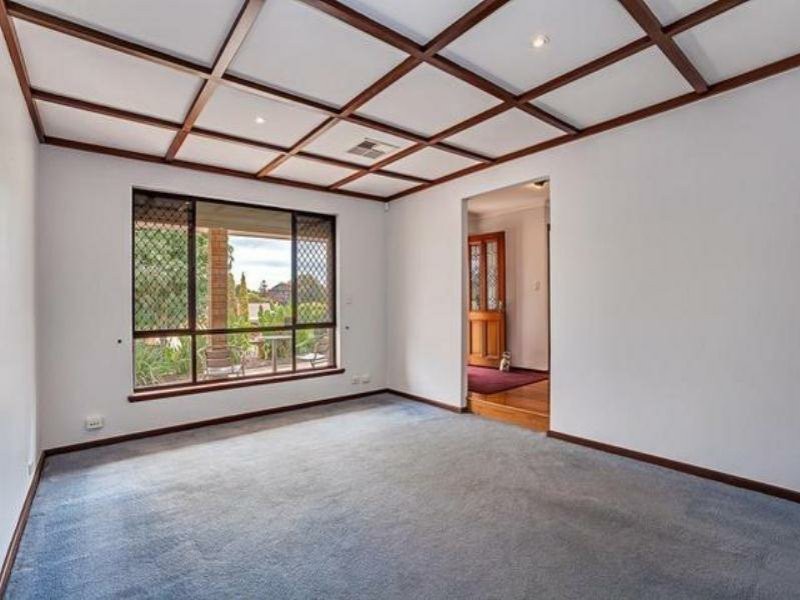 16 Hillock Circle, Leeming WA 6149
