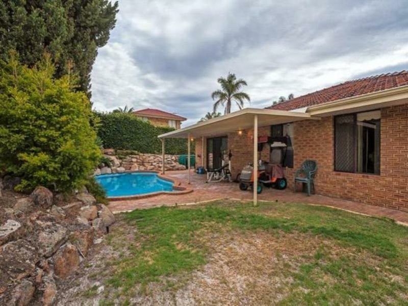 16 Hillock Circle, Leeming WA 6149