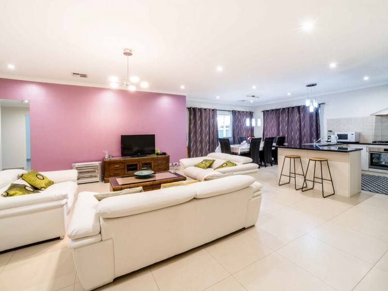 323 Wharf Street, Queens Park WA 6107