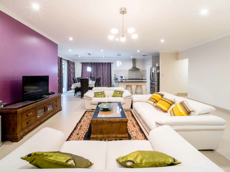 323 Wharf Street, Queens Park WA 6107