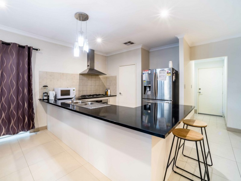 323 Wharf Street, Queens Park WA 6107