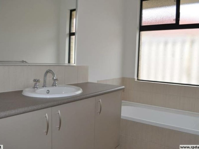 2/7 Stockman Way, Cannington WA 6107