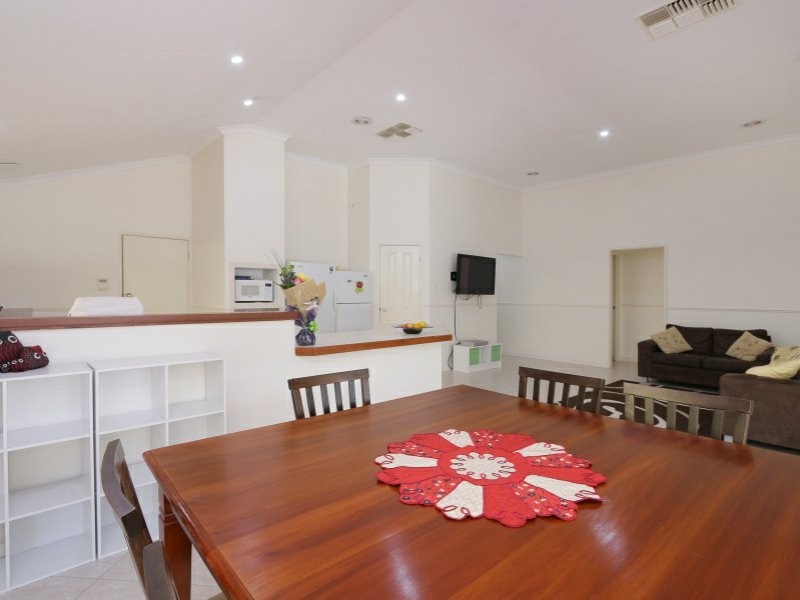 11 Illawarra Crescent, Canning Vale WA 6155