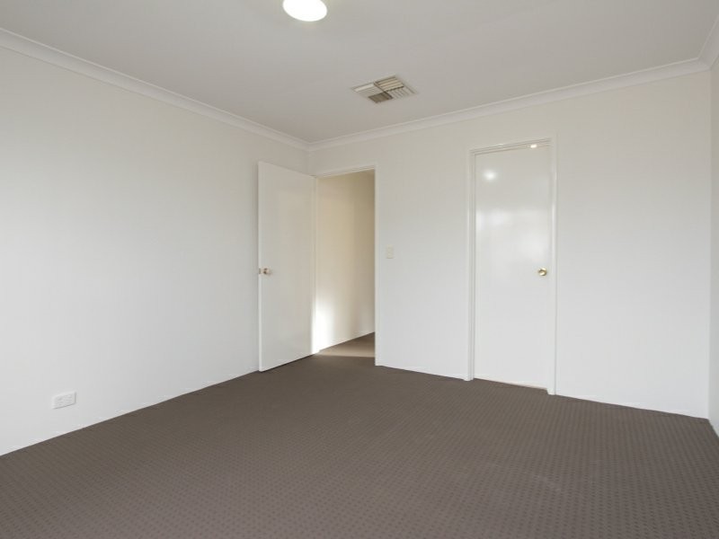 4/11-17 Norbertine Close, Queens Park WA 6107