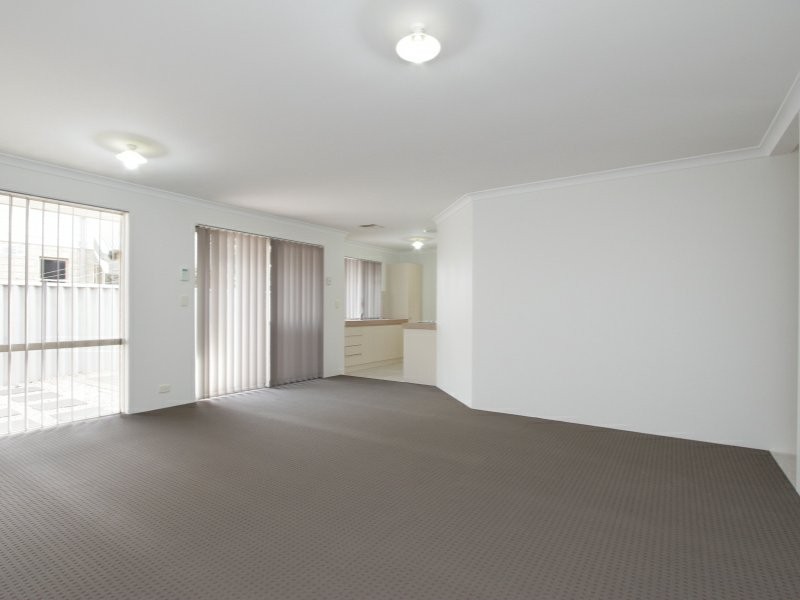 4/11-17 Norbertine Close, Queens Park WA 6107