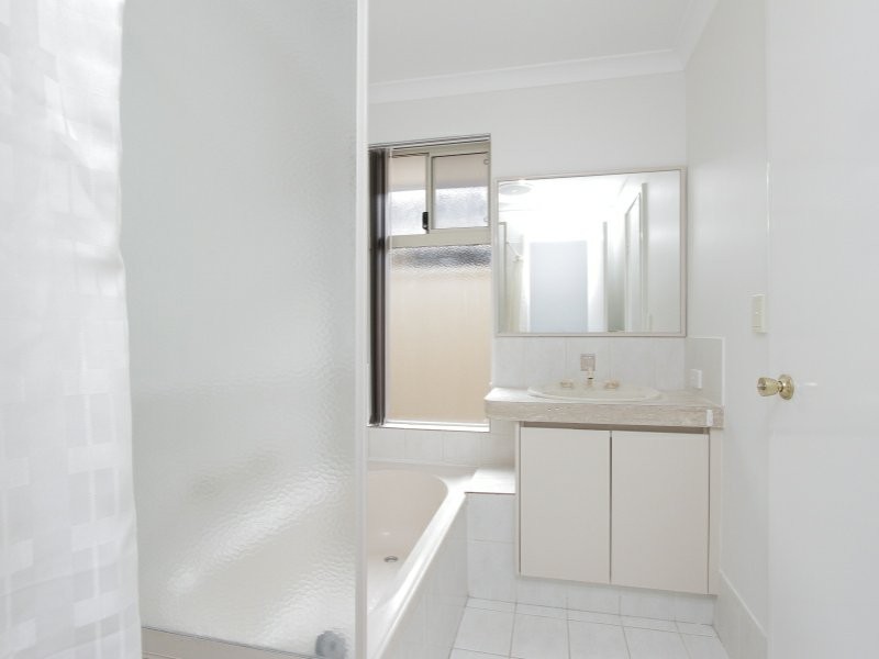 4/11-17 Norbertine Close, Queens Park WA 6107