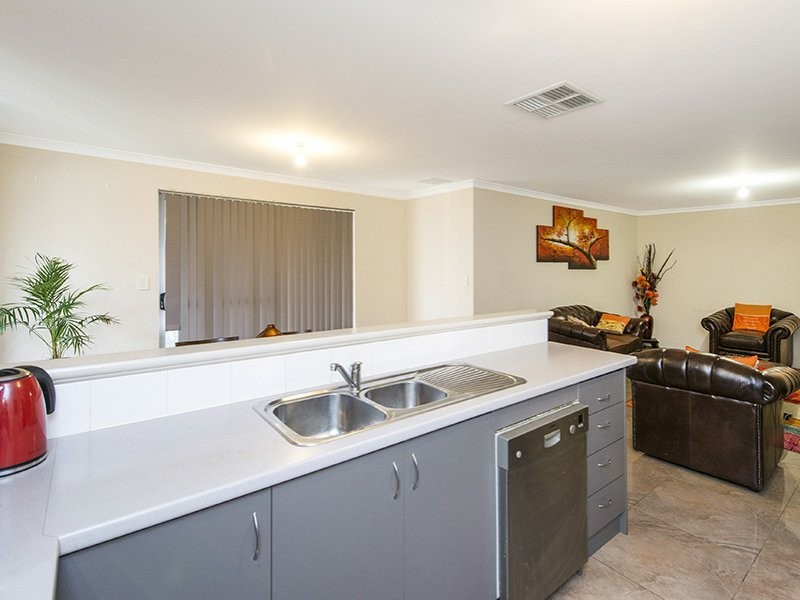 19 Serisier Parkway, Queens Park WA 6107