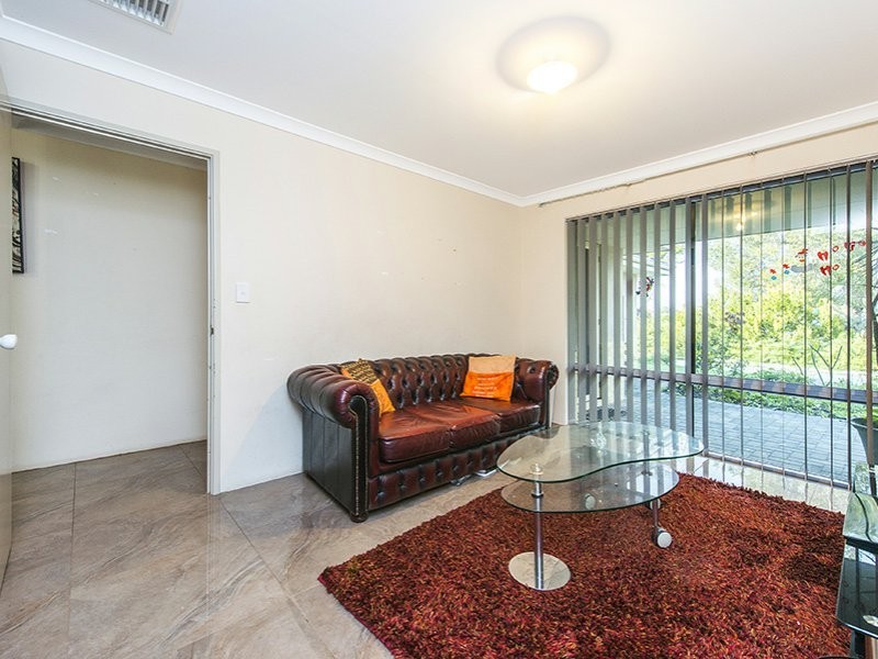 19 Serisier Parkway, Queens Park WA 6107