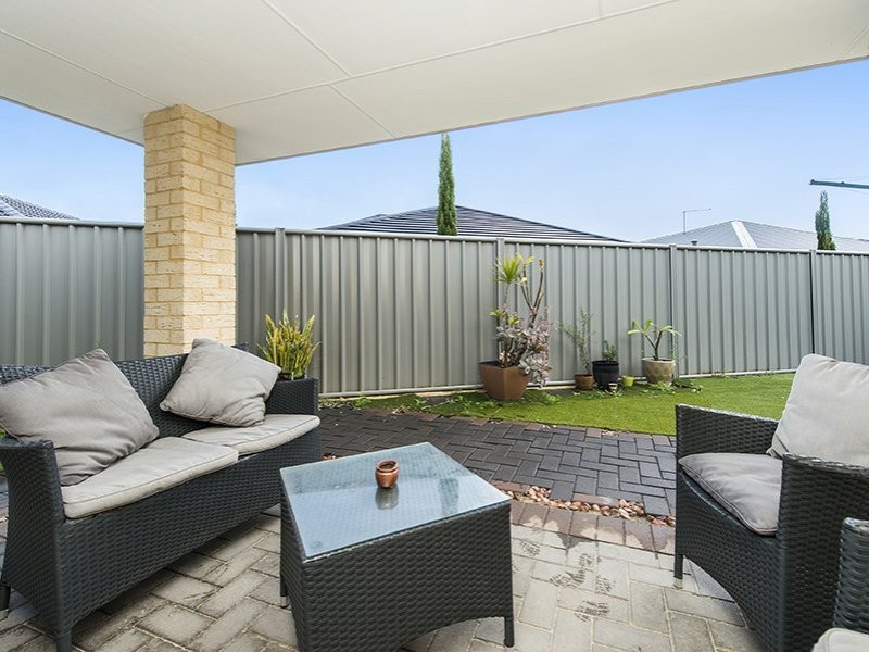 19 Serisier Parkway, Queens Park WA 6107