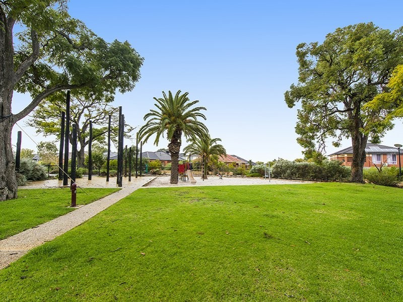 19 Serisier Parkway, Queens Park WA 6107