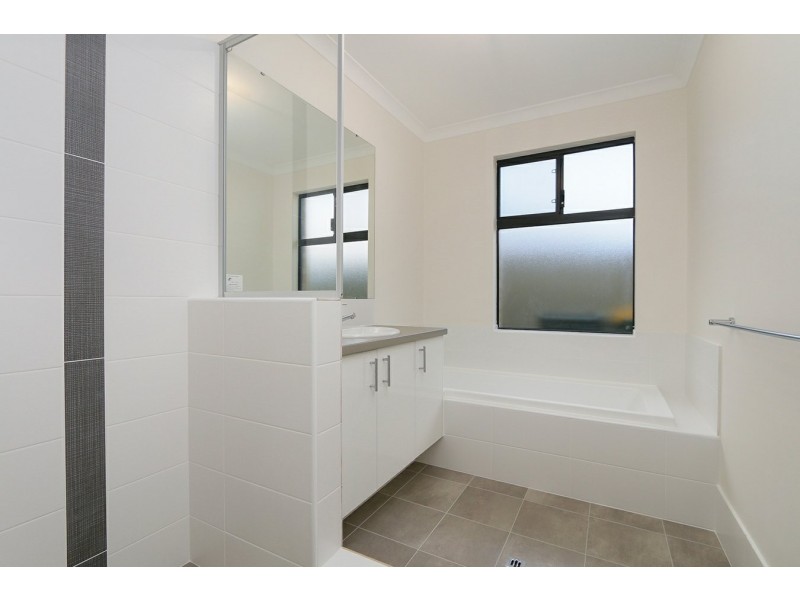 4 Telopea Way, Piara Waters WA 6112