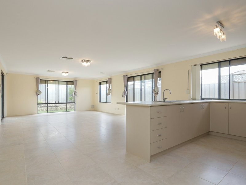 17 Reginald Street, Queens Park WA 6107