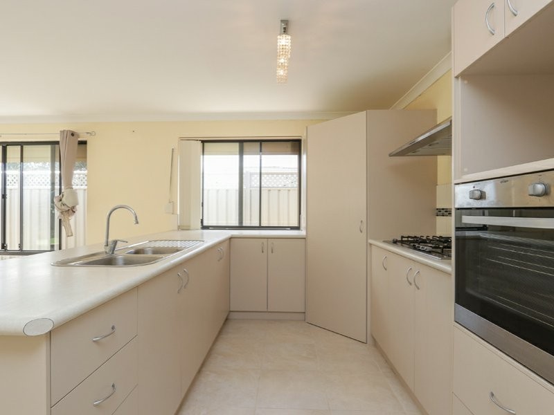 17 Reginald Street, Queens Park WA 6107