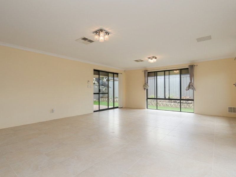 17 Reginald Street, Queens Park WA 6107