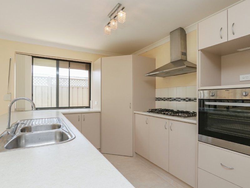 17 Reginald Street, Queens Park WA 6107