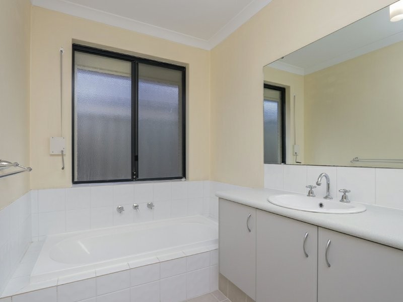 17 Reginald Street, Queens Park WA 6107