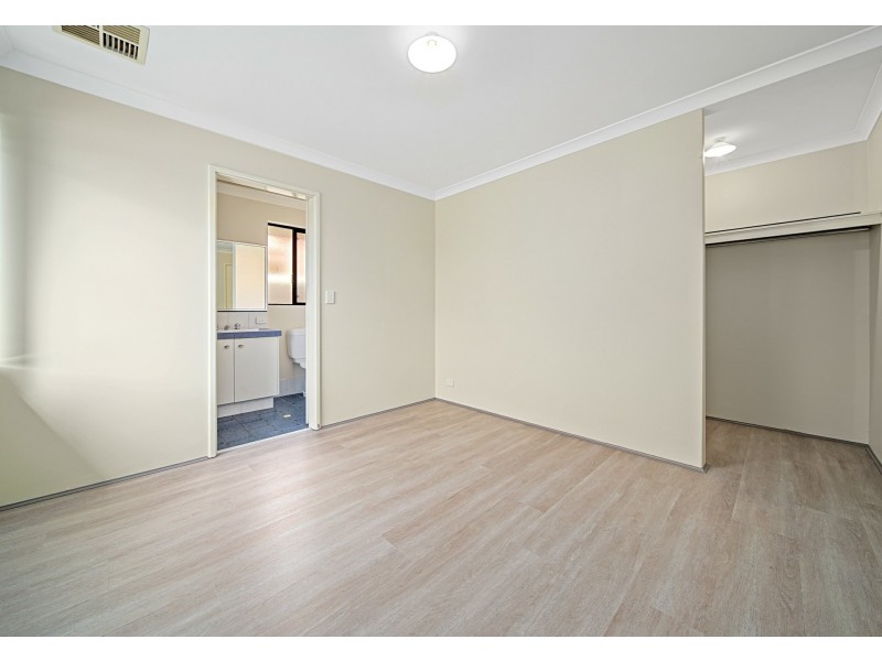 12 Mannix Pass, Queens Park WA 6107