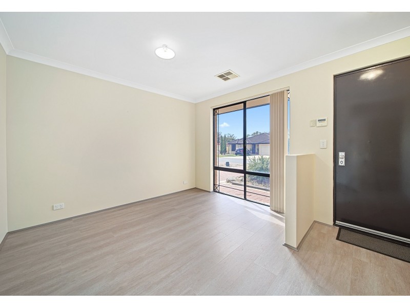 12 Mannix Pass, Queens Park WA 6107