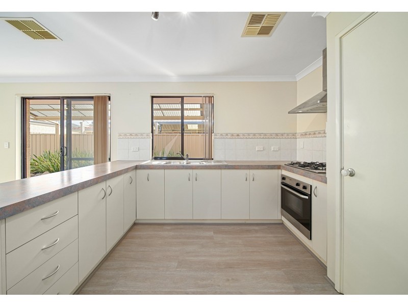 12 Mannix Pass, Queens Park WA 6107