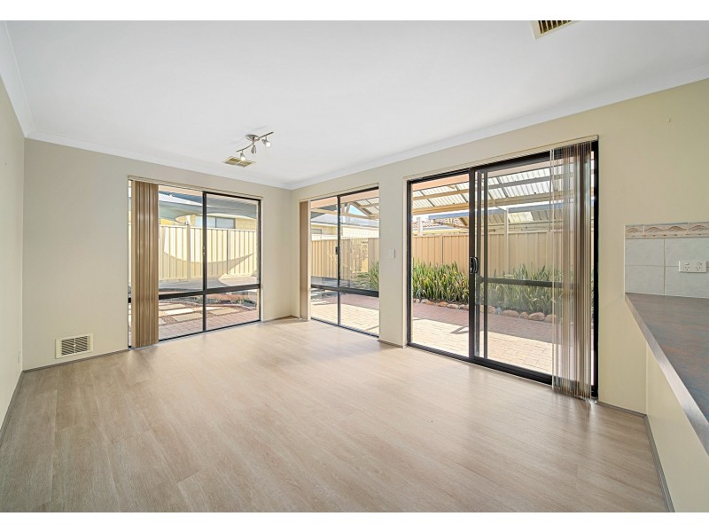 12 Mannix Pass, Queens Park WA 6107