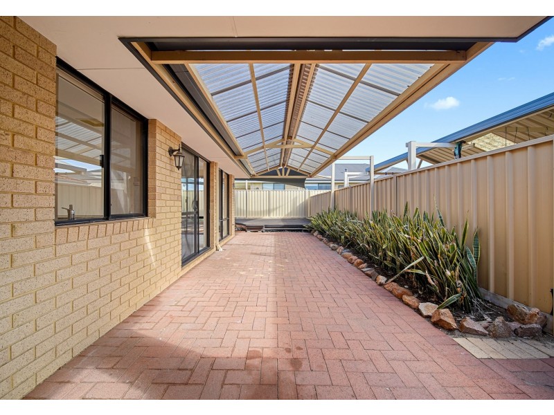 12 Mannix Pass, Queens Park WA 6107
